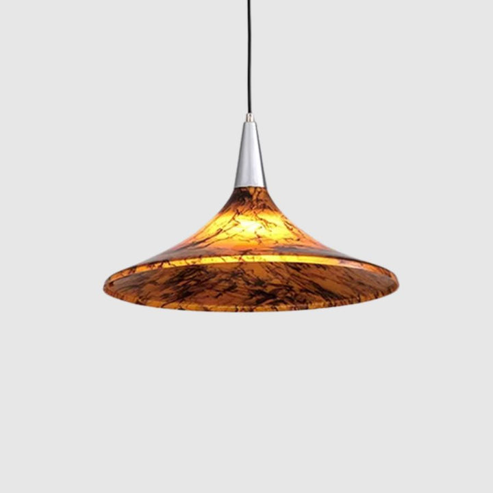 Version ambrée de la suspension corolle en acrylique, au style rétro, sculptural et résolument décoratif