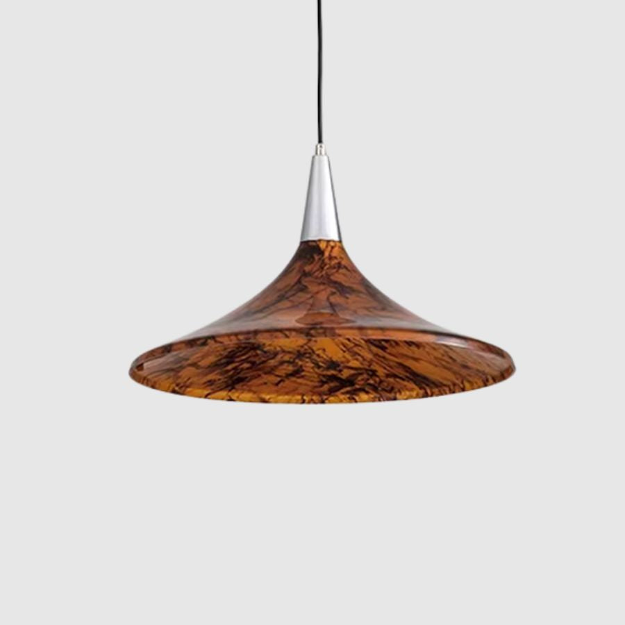 Finition ambrée effet marbré pour cette suspension corolle en acrylique au style organique, rétro et décoratif