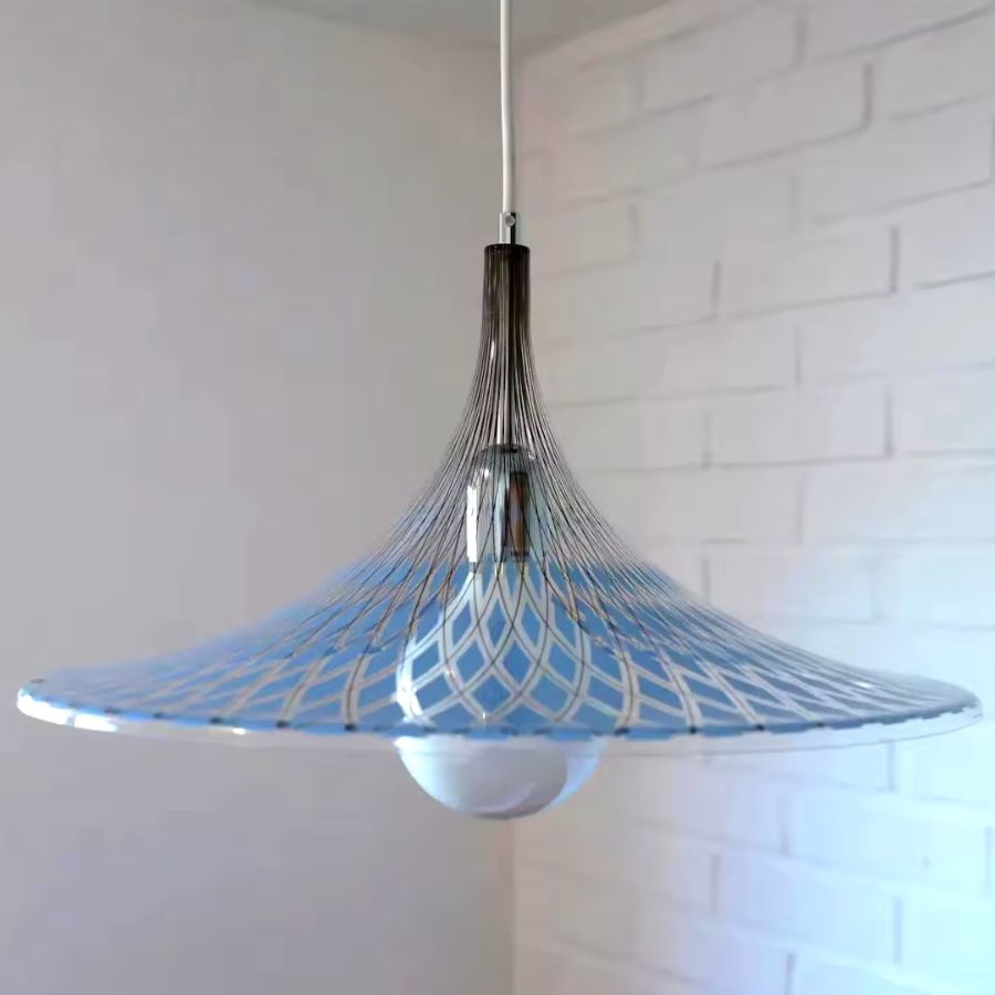 Avec sa silhouette aérienne, cette suspension corolle en acrylique bleu affiche un design graphique, moderne et léger