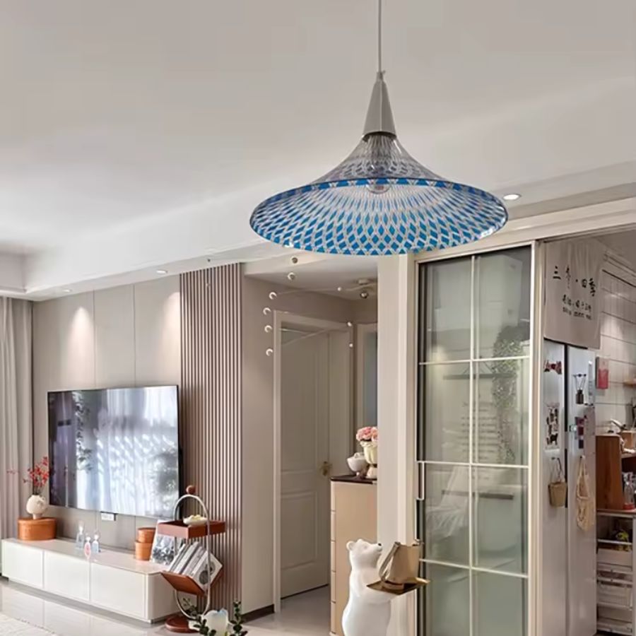 Dans un salon contemporain, cette suspension corolle bleue en acrylique apporte une présence graphique et légère