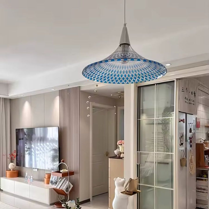 Dans un salon contemporain, cette suspension corolle bleue en acrylique apporte une présence graphique et légère