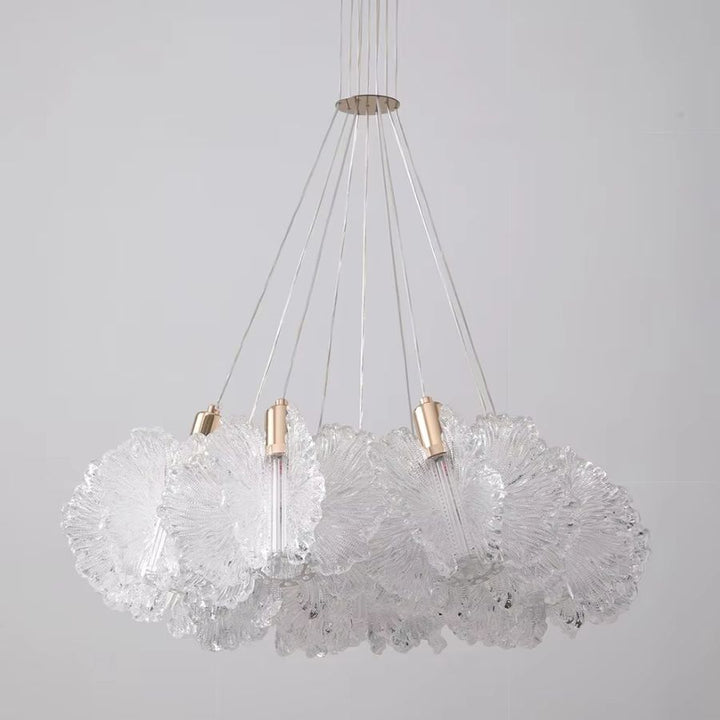 Suspension couronne aux pétales transparents sculptés, au design floral aérien et aux détails lumineux raffinés