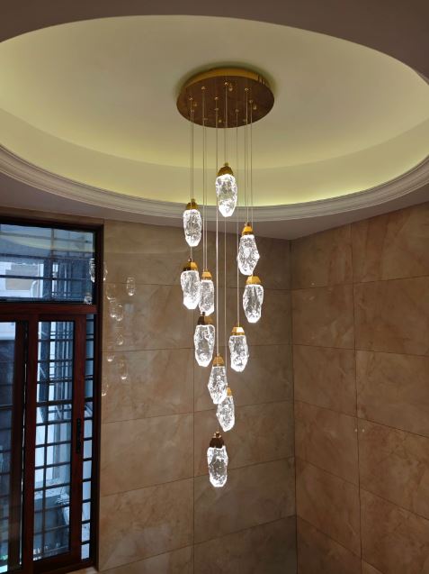 Suspension cristal cascade pour haut plafond, luminaire de luxe contemporain aux éclats lumineux d’inspiration minérale.