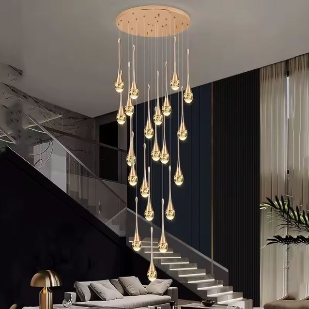 Suspension cristal doré en gouttes allongées, parfaite pour éclairer un salon contemporain ou descendre en cascade dans un escalier design.