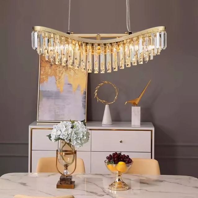 Suspension cristal dorée moderne, parfaite pour un décor intérieur luxueux.