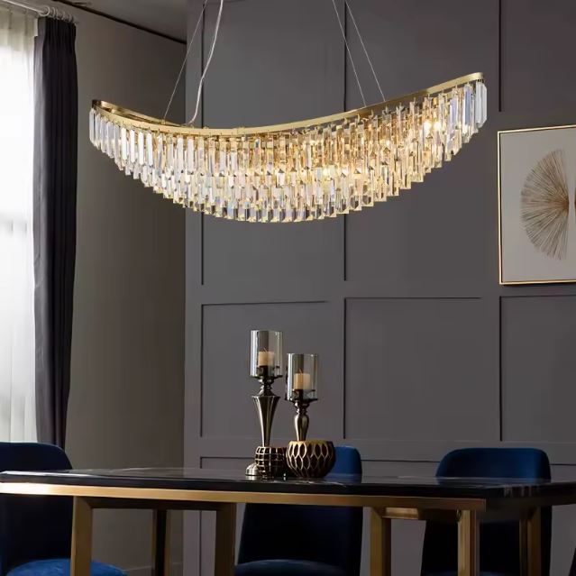 Suspension cristal dorée design pour une salle à manger raffinée.