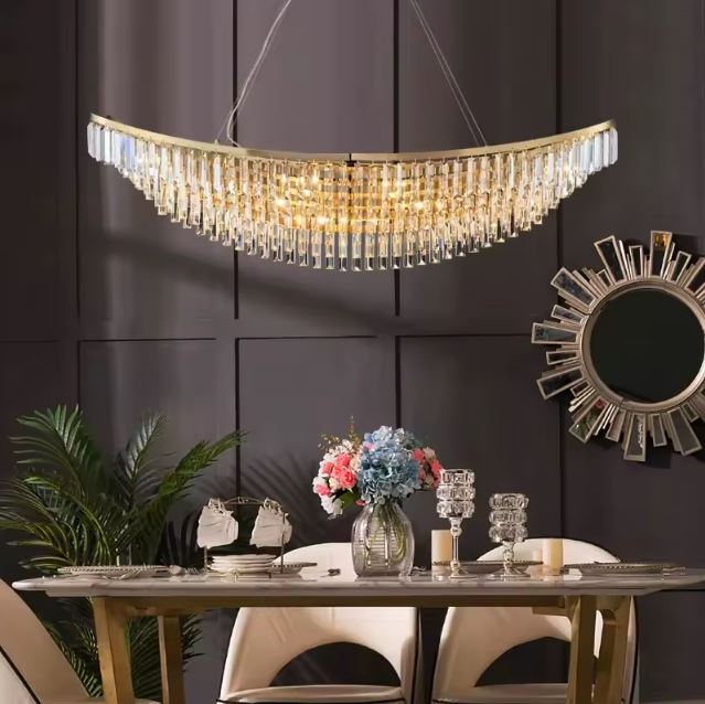 Suspension cristal dorée moderne au-dessus d'une table de repas élégante.