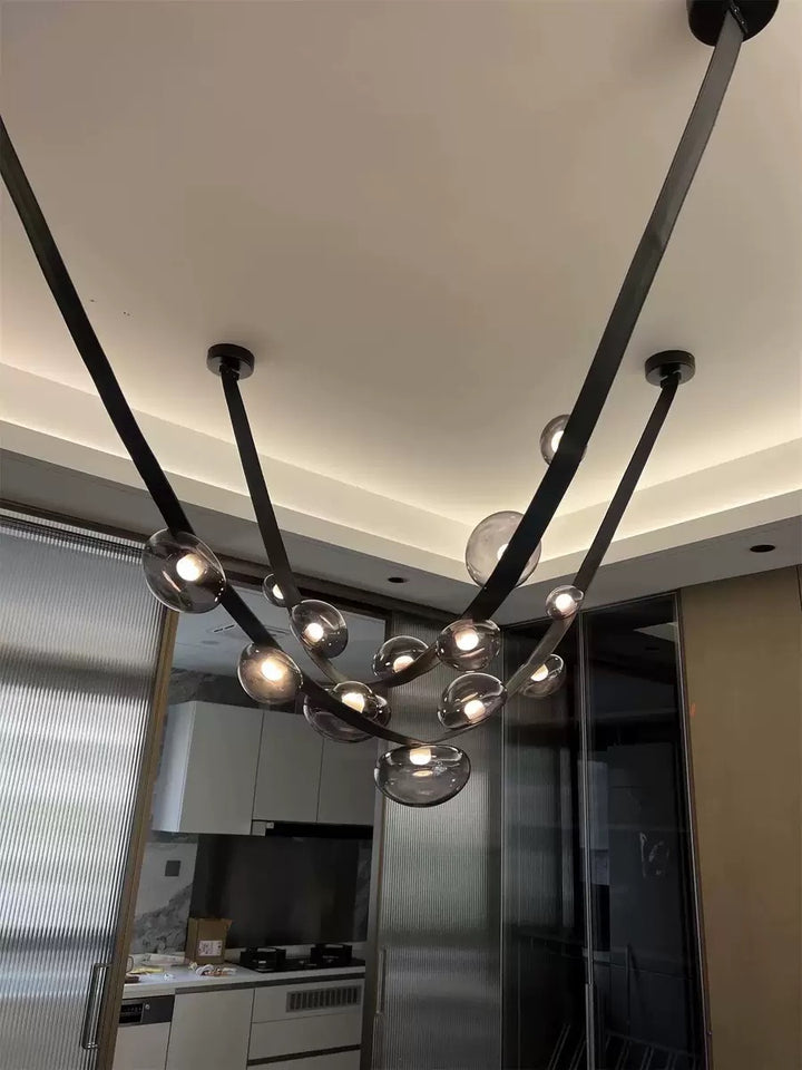 Suspension design associant structure en cuir et sphères lumineuses pour un éclairage d'intérieur chic.
