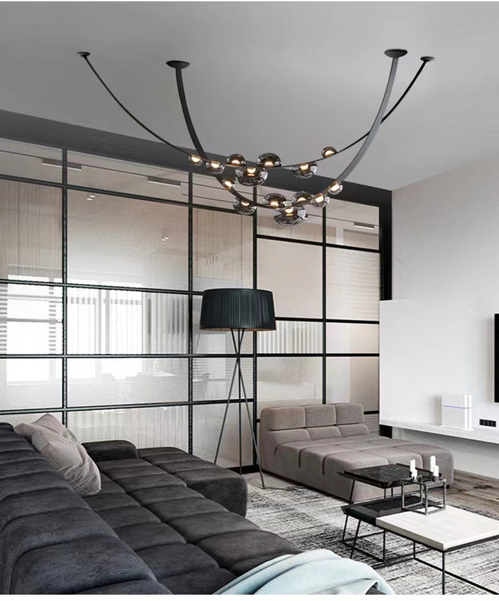 Suspension majestueuse en cuir et boules lumineuses mise en valeur dans un salon spacieux et design.
