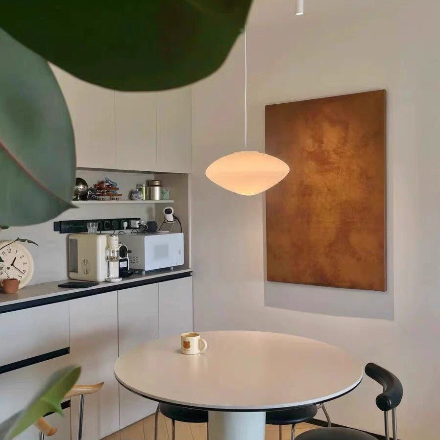 Suspension de cuisine en verre opalin, parfaite pour un intérieur à l'esprit zen et épuré style japandi.
