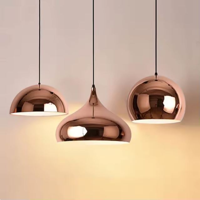 Suspension en cuivre rose design, idéale pour illuminer votre intérieur avec une touche moderne et chaleureuse.