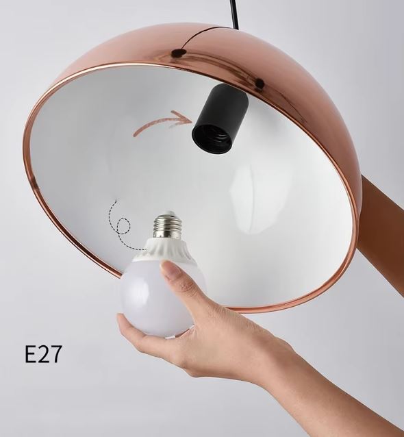 Suspension cuivre rose avec douille E27 visible, luminaire moderne aux accents industriels et design contemporain épuré.