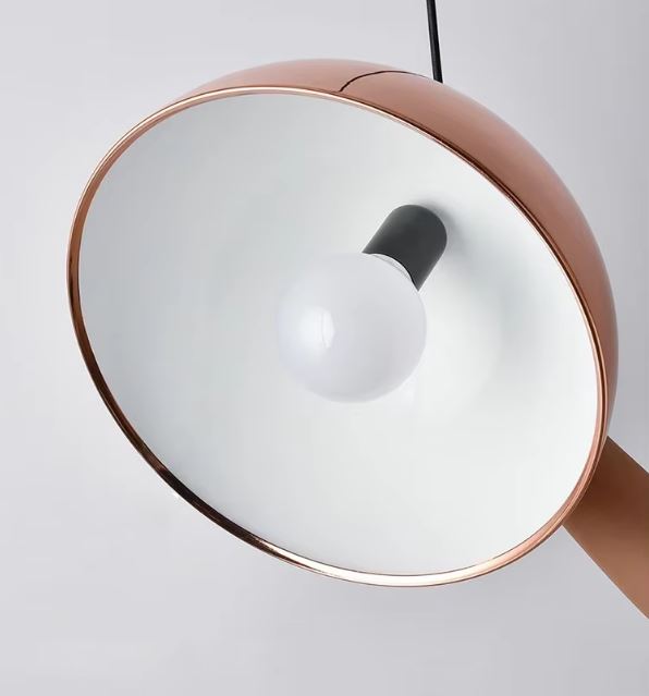 Suspension cuivre rose avec intérieur blanc diffusant, luminaire minimaliste aux influences scandinaves et design contemporain épuré.