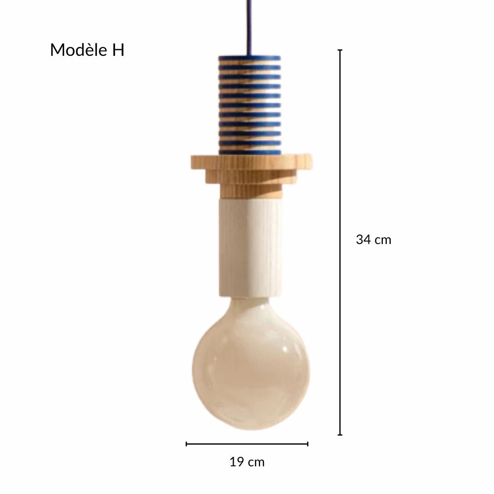 Suspension cylindrique en bois avec détails à rayures bleues et naturelles, mesurant 34 cm sur 19 cm.