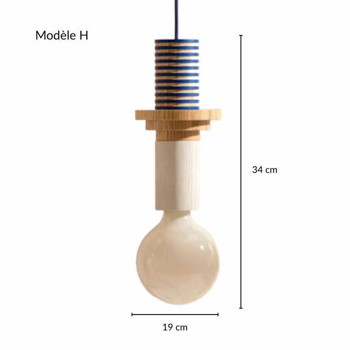 Suspension cylindrique en bois avec détails à rayures bleues et naturelles, mesurant 34 cm sur 19 cm.