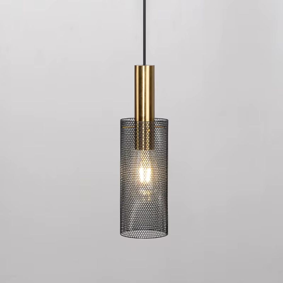 Vue rapprochée d’une suspension cylindrique en métal ajouré noir avec finition dorée et ampoule apparente