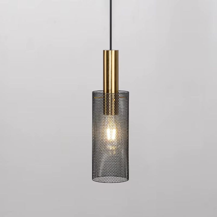 Vue rapprochée d’une suspension cylindrique en métal ajouré noir avec finition dorée et ampoule apparente