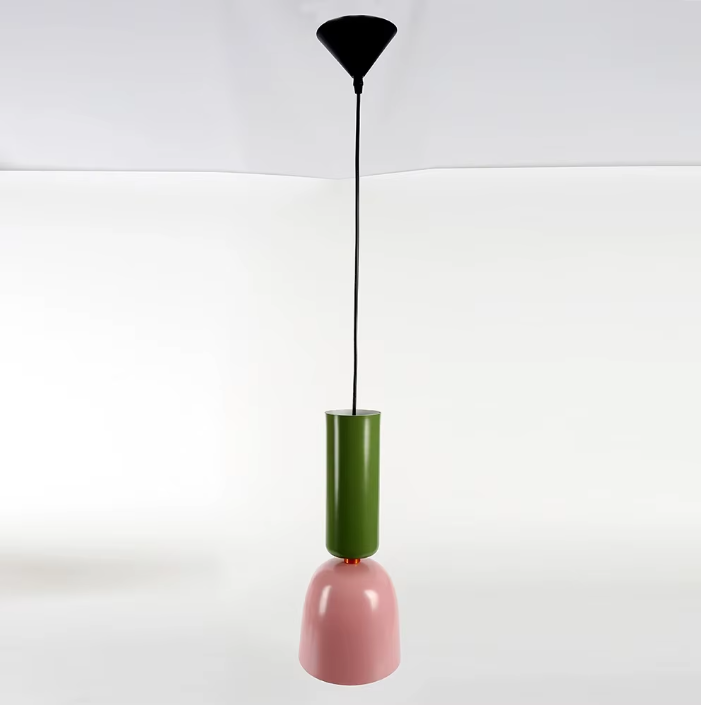 Suspension cylindrique élancée en métal vert et rose, un luminaire au look rétro-futuriste inspiré du mouvement Bauhaus.