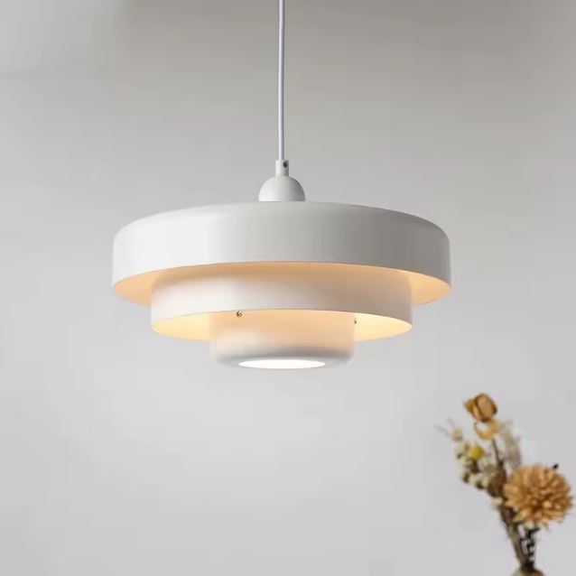 Suspension danoise blanche au style minimaliste scandinave, parfaite pour une déco épurée dans une chambre ou un bureau.