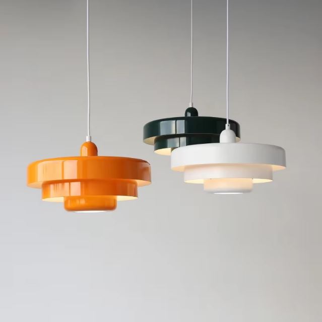 Trio de suspensions danoises multicolores au design rétro, parfaites pour une décoration scandinave chaleureuse et originale.