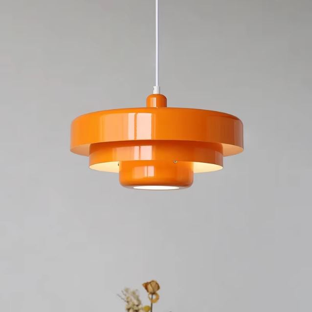 Suspension danoise orange au design rétro inspiré des années 70, idéale pour un intérieur scandinave ou une déco pop vintage.