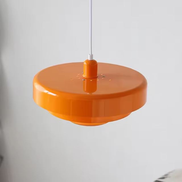 Vue du dessus d’une suspension danoise orange au design rétro, parfaite pour une ambiance vintage et originale.
