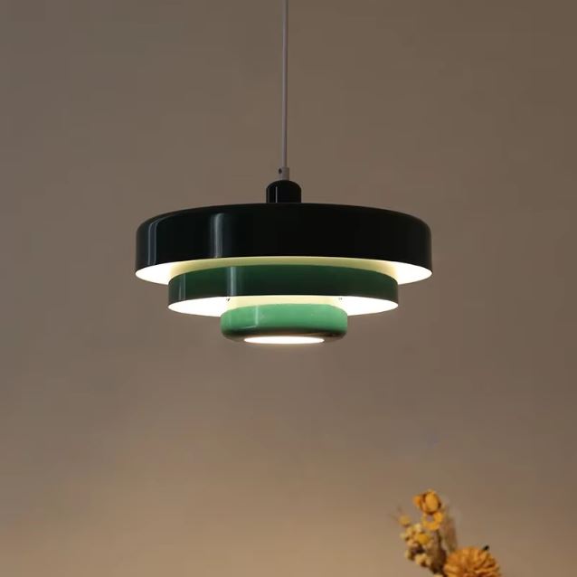 Suspension danoise verte au style scandinave et vintage, idéale pour une ambiance rétro chic dans un salon ou une entrée.