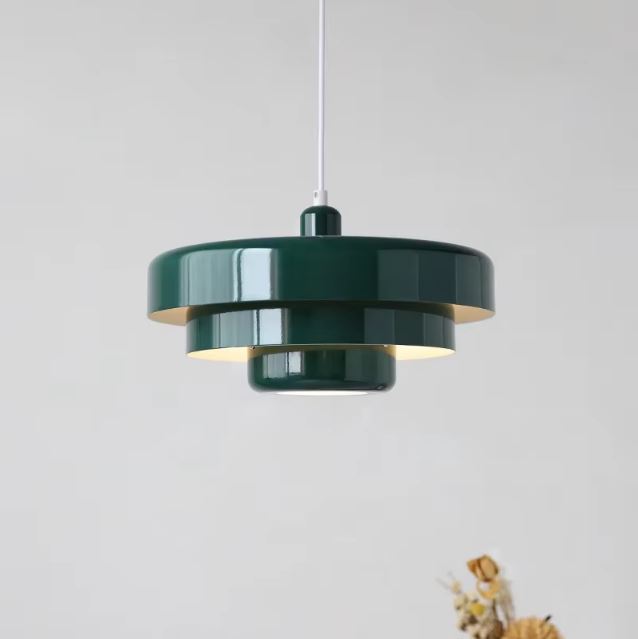 Suspension danoise vert foncé au design scandinave rétro, idéale pour sublimer un intérieur contemporain ou vintage élégant.