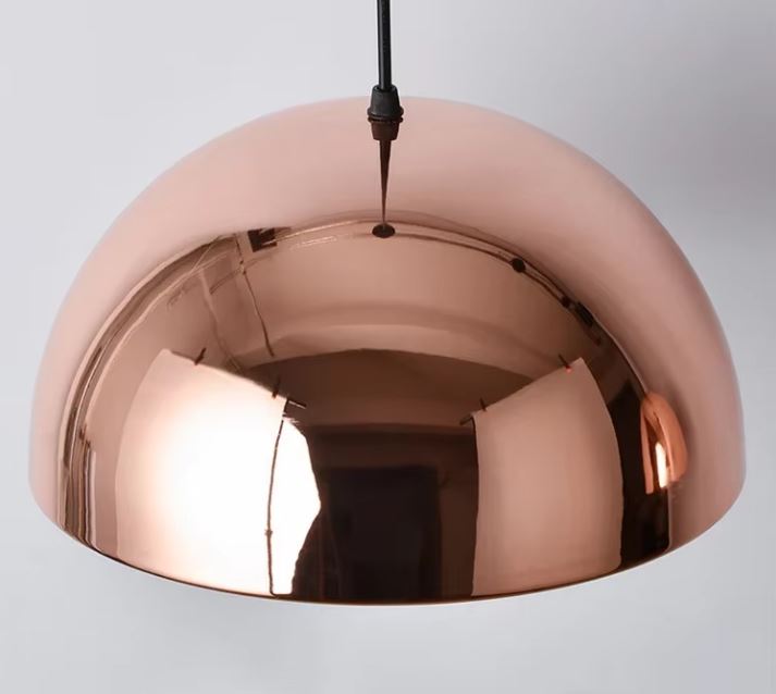 Suspension demi-sphère cuivre rose brillante, luminaire design moderne inspiré du style italien et minimaliste contemporain.
