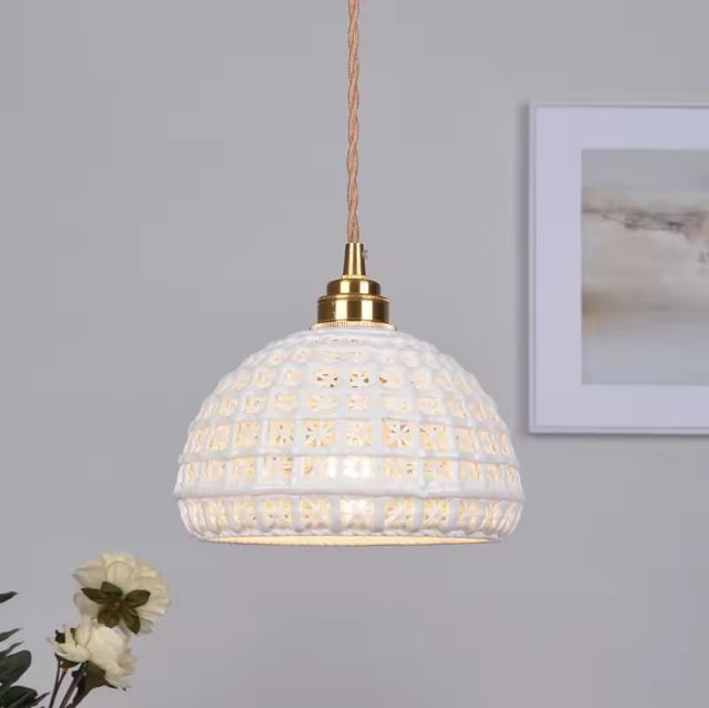 Suspension Dentelle de Céramique ajourée blanche au motif délicat, idéale pour une décoration bohème chic, romantique ou campagne élégante.