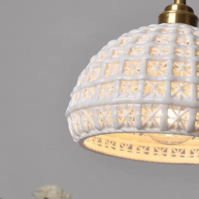 Détail de la Suspension Dentelle de Céramique ajourée blanche, inspirée de l’artisanat décoratif pour une ambiance méditerranéenne, bohème chic ou maison lumineuse.