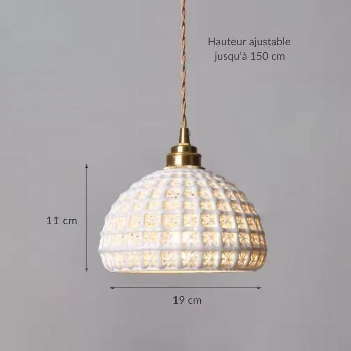 Suspension Dentelle de Céramique ajourée blanche avec dimensions, parfaite pour une décoration bohème lumineuse, esprit maison blanche ou intérieur slow living.