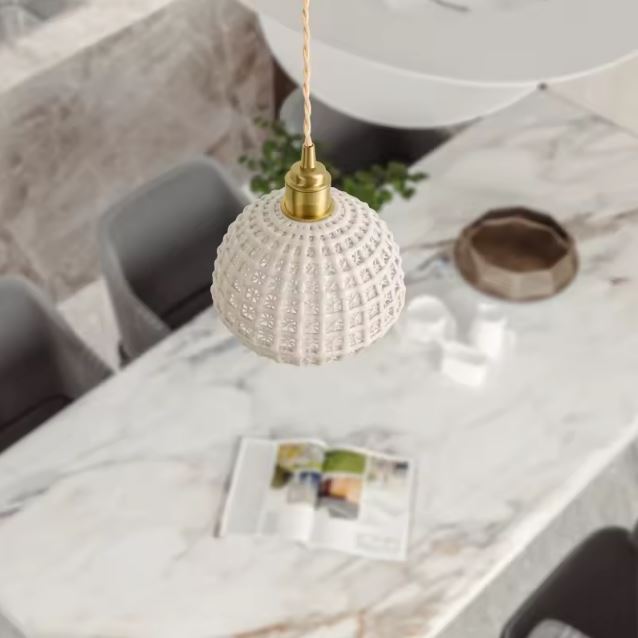 Suspension Dentelle de Céramique ajourée blanche au relief texturé, idéale pour une ambiance japandi, minimaliste douce ou déco naturelle élégante.
