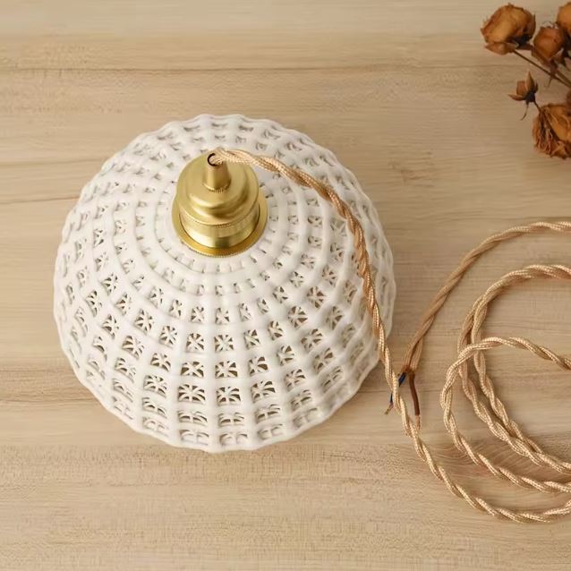 Vue du dessus de la Suspension Dentelle de Céramique ajourée blanche, idéale pour un intérieur bohème chic, méditerranéen ou d’inspiration artisanale.