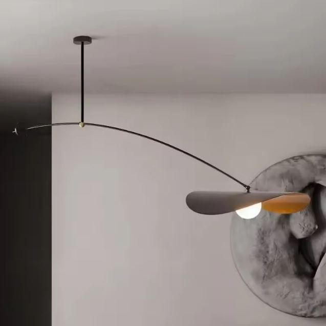 Suspension déportée noire à bras arqué, au design minimaliste et contemporain avec lumière sculpturale.