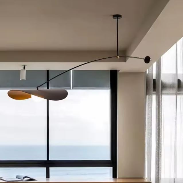 Suspension déportée noire au design graphique, parfaite pour un intérieur contemporain et épuré.
