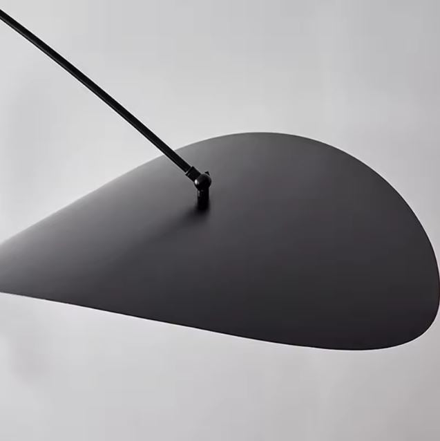Détail d’une suspension déportée noire avec abat-jour graphique, au style sobre, minimaliste et contemporain.