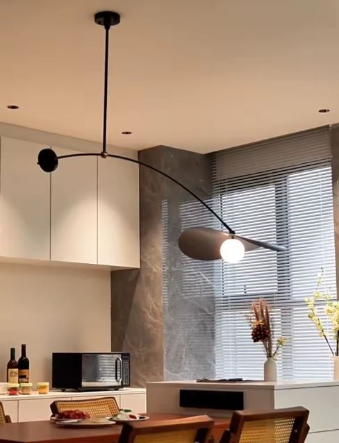 Suspension déportée noire avec globe blanc dans une cuisine, au style contemporain et épuré.