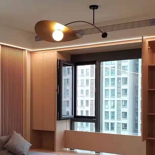 Vue dessous d’une suspension déportée noire, au style sculptural et moderne avec touche design italien.