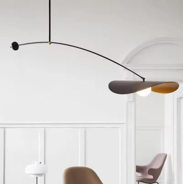 Suspension déportée noire à ligne arquée, dans un esprit design italien aérien et moderne.