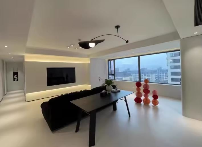 Suspension déportée noire dans un salon, au style minimaliste contemporain et silhouette sculpturale.