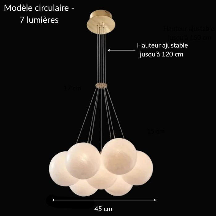 Suspension design à 7 globes en verre opalin blanc avec rosace dorée et câbles réglables