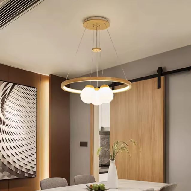 Suspension LED au style épuré avec anneau bois clair et globes blancs, idéale pour une salle à manger moderne et naturelle.