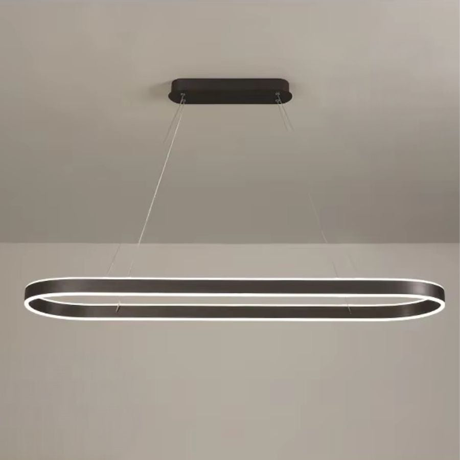 Suspension LED noire à forme ovale allongée, au design géométrique contemporain, avec éclairage intégré et câbles fins.