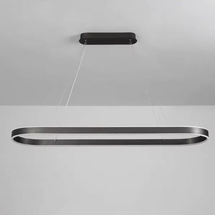 Vue de face d'une suspension noire à anneau ovale allongé, aux lignes géométriques épurées et aux câbles fins.