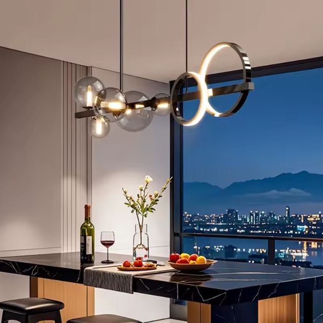 Suspension design avec anneaux LED et globes en verre fumé, idéale pour une salle à manger moderne cherchant un éclairage sculptural et élégant.