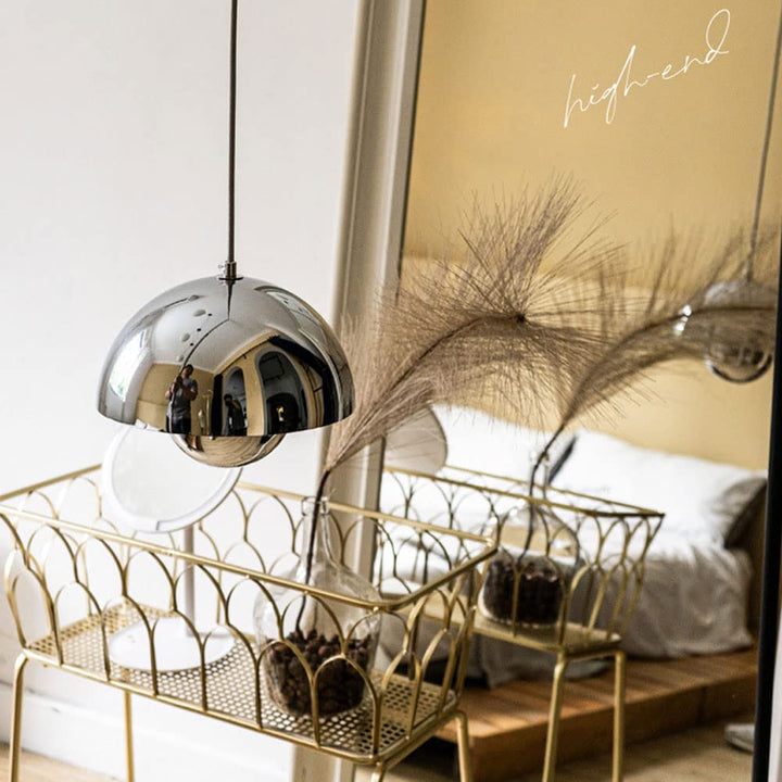 Lampe suspendue design en métal chromé, parfaite pour un éclairage d'ambiance moderne et élégant.