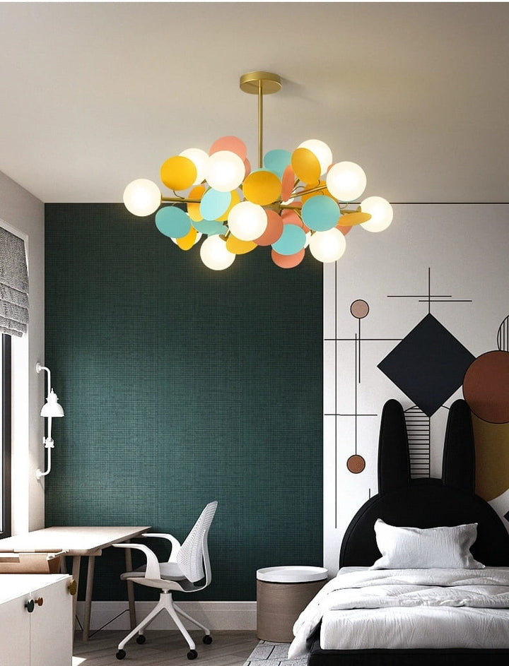 Luminaire suspendu aux notes ludiques et design élégant intégré dans l'aménagement d'une chambre de garçon.