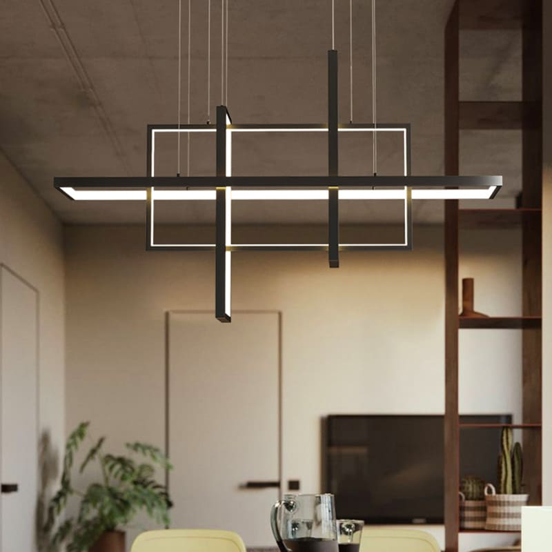 Suspension lumineuse art déco en métal noir, structure géométrique élégante et originale.