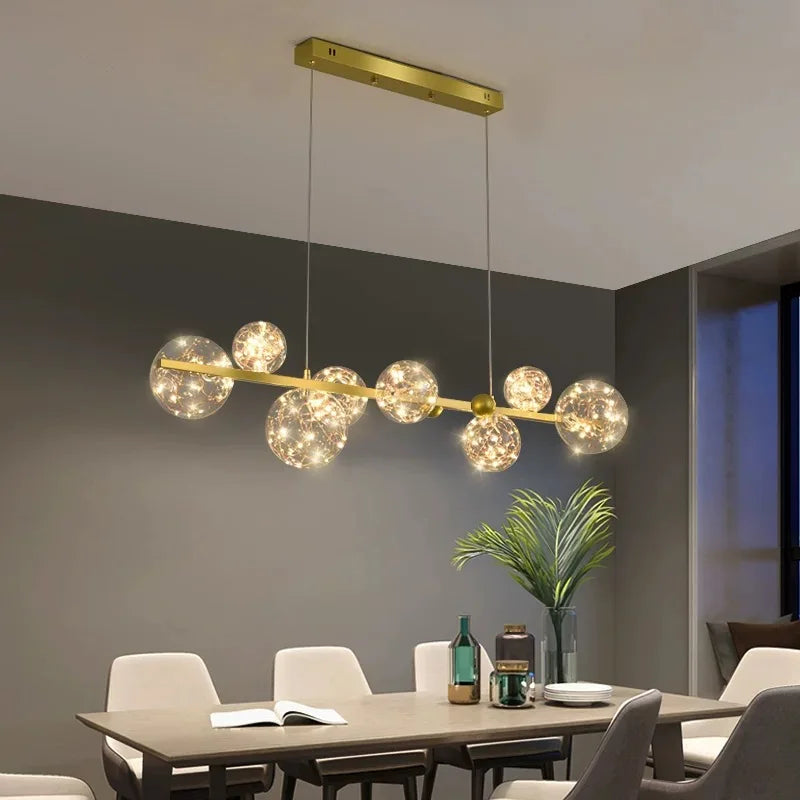 Suspension design dorée aux multiples globes lumineux dans une salle à manger au style épuré